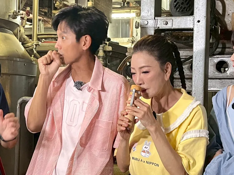 楊繡惠（右）喝一口二鍋頭，驚呼：「好甜、好好喝。」民視提供