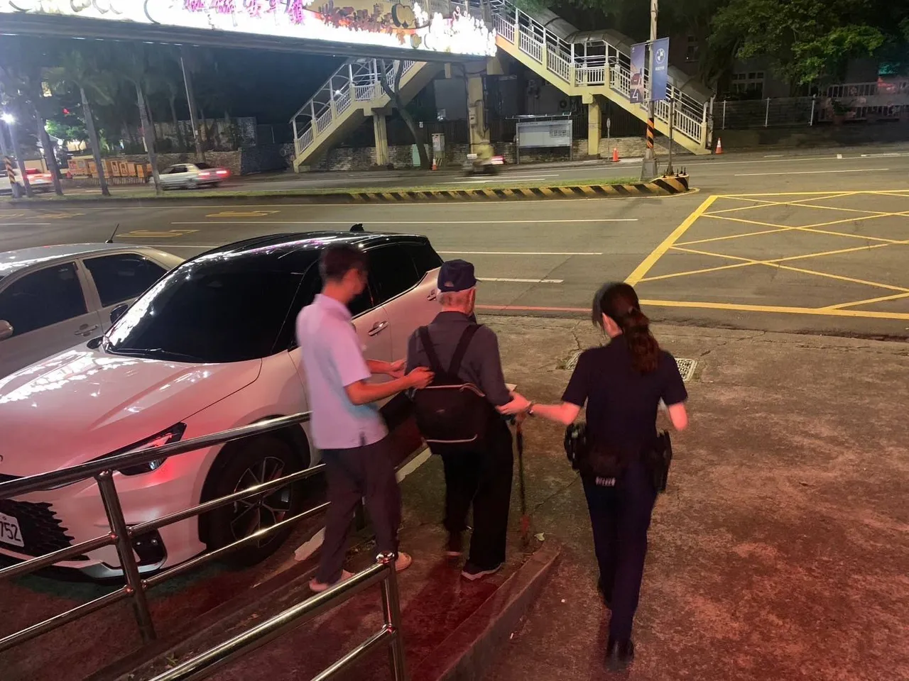 警员将老翁带回派出所。平镇警分局提供
