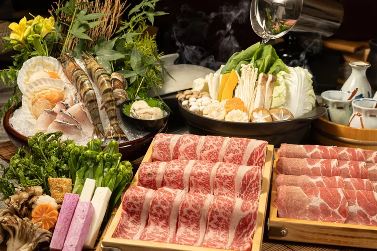 北投晶泉丰旅攜手三燔北投餐廳推出「時間靜好一泊二食」住房專案，平日入住露台和洋套房，每房每晚1萬4400元起，含早餐與入住當晚價值5456元的海陸饗宴鍋物 晶泉丰旅提供