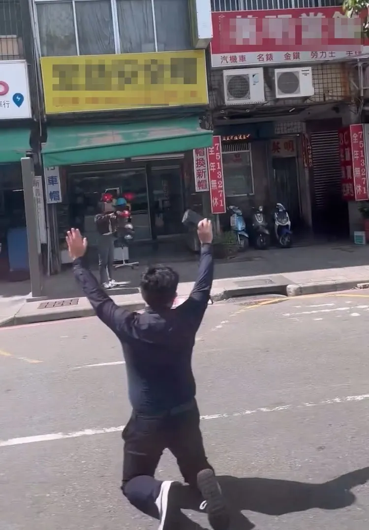 男子跑到路中下跪。翻攝threads