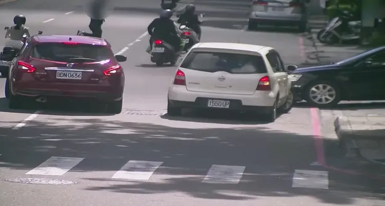 男子跑到路中下跪，造成交通大亂。翻攝畫面