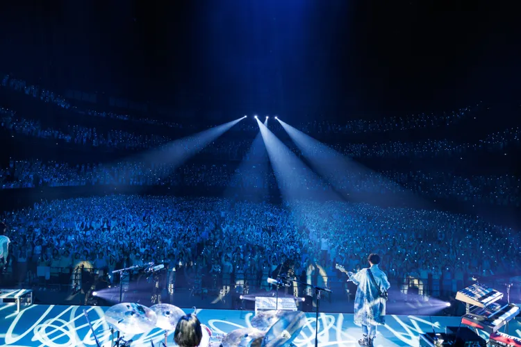 劇中TENBLANK的演唱會動用5000名臨演。Netflix提供