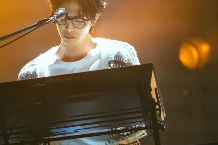 志尊淳透露等戲時會在休息室瘋狂練習樂器。Netflix提供