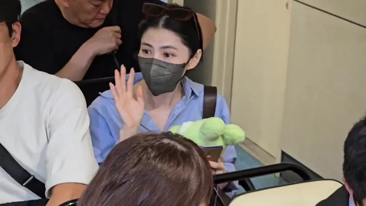 韓韶禧跟粉絲揮手，比出吃東西的手勢，示意要粉絲記得吃飯。桃園機場記者聯誼會提供
