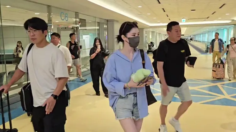 韓韶禧抵台雖然戴著口罩，但好心情藏不住。桃園機場記者聯誼會提供