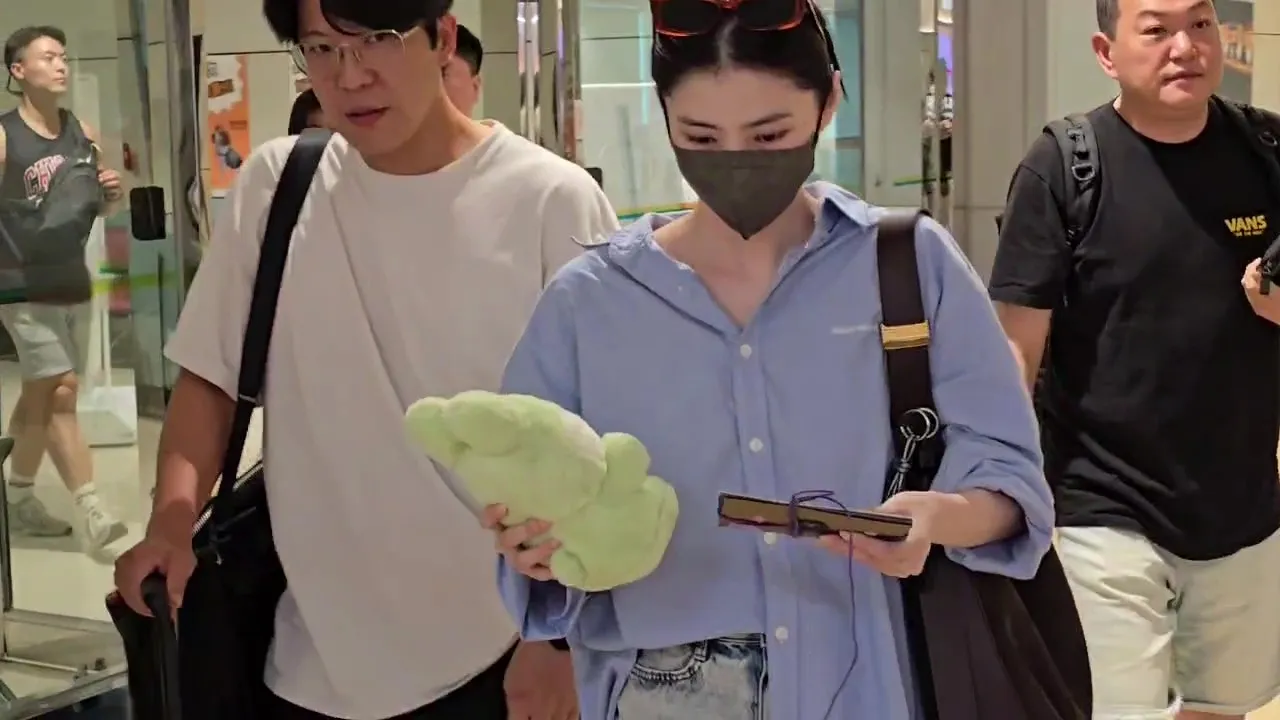 韩韶禧抵台后,接下粉丝送的娃娃和信件。桃园机场记者联谊会提供