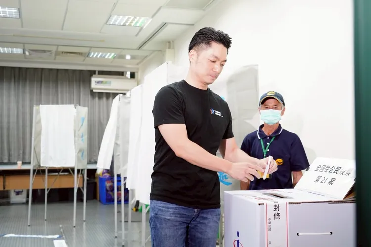 蔣萬安投下公投票。北市府提供