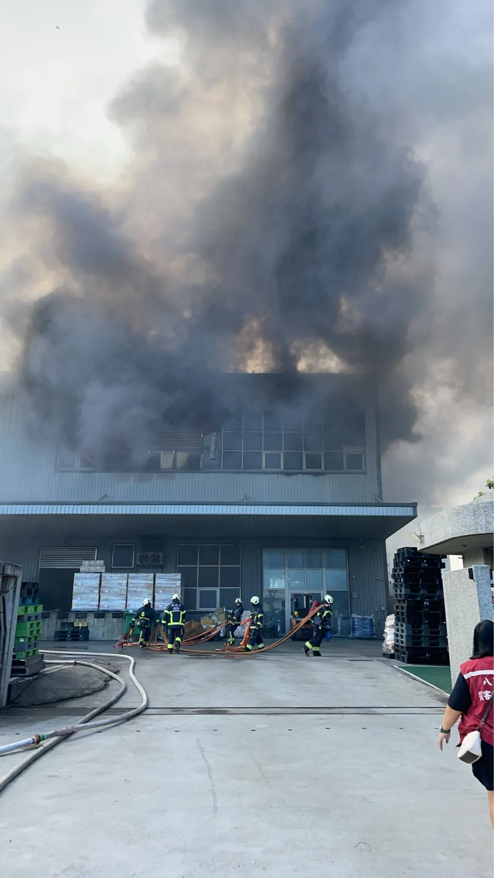 现场浓烟扩散遮挡快速道路行车视线。翻摄画面