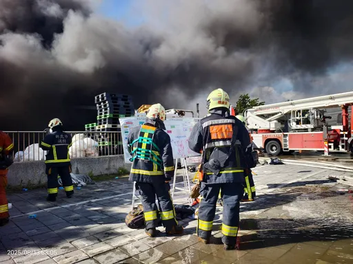 八里食品廠大火!恐怖黑煙空污擴大 環保局:八里林口快關窗戴口罩