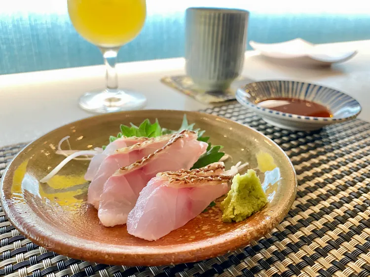 「日光璽舞」可吃到現切生魚片等餐點。莊偉祺攝