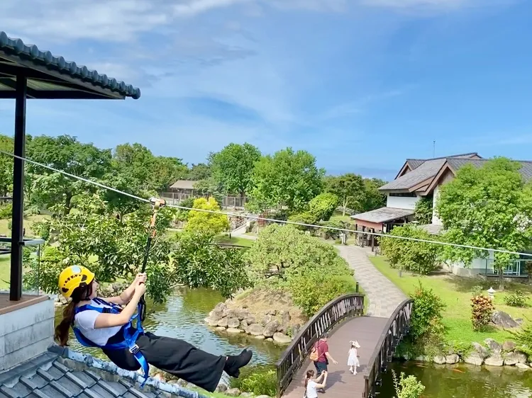 從高處溜滑索而下，享受邊尖叫邊享受俯瞰日式園區景色。莊偉祺攝