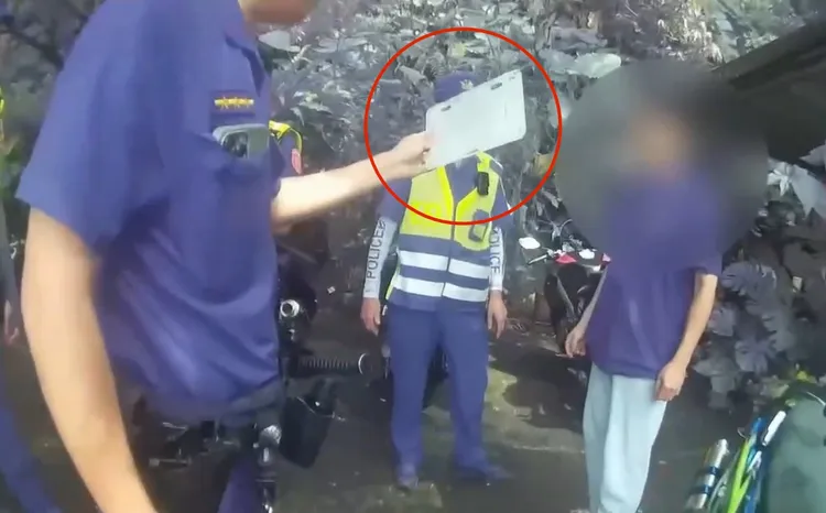 20歲張男(圖右一)上月騎改裝車載女友跑山約會，闖越警方攔檢點後被逮捕，發現竟是機車裝假車牌。翻攝畫面
