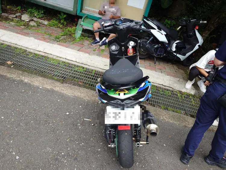 張男的改裝車因多項違規遭開罰。警方提供