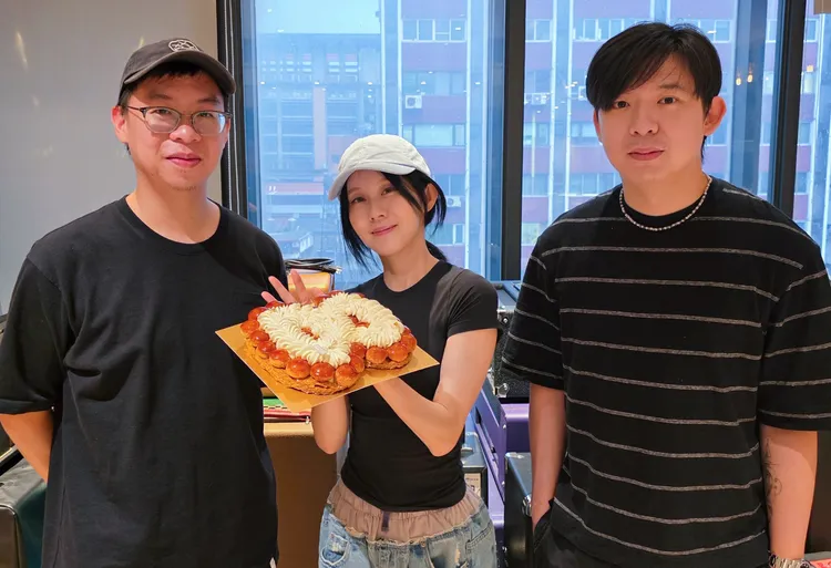 白安（中）錄音殺青恰遇製作人陳信伯（右）與錄音室蔡周翰生日，三喜臨門。相信音樂提供