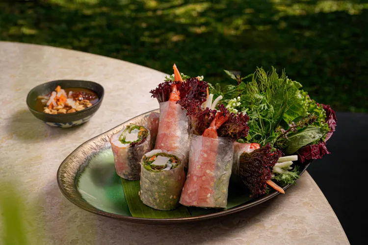 「味遊富國島」客座活動的菜色中的西貢生春捲，是以米紙包裹虎蝦、豬五花、米線及多種新鮮蔬菜香草，以冰涼狀態上桌後佐以越南特有的魚露沾醬（nước chấm）、花生醬或豆豉醬享用，十足消暑開胃。這道菜曾被CNN評選為「世界50大最佳美食」之一，展現經典越式料理的國際魅力。台北晶華提供