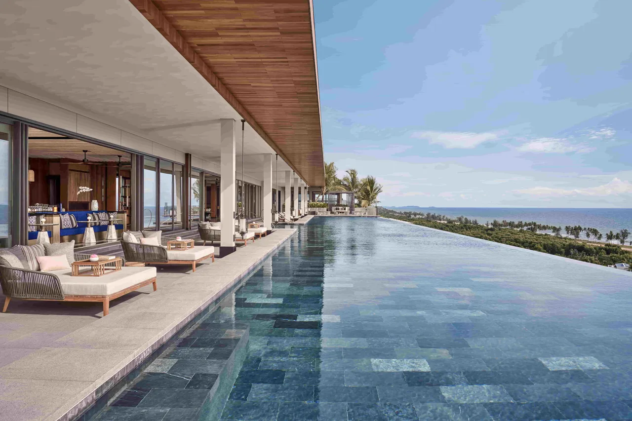 富國島麗晶酒店(Regent Phu Quoc) 坐落於島上西南海岸的長灘(Bai Truong)地區,擁有壯麗的私人海景,頂級私謐的空中別墅Sky Villa以及絕美的高空無邊際泳池。台北晶華提供
