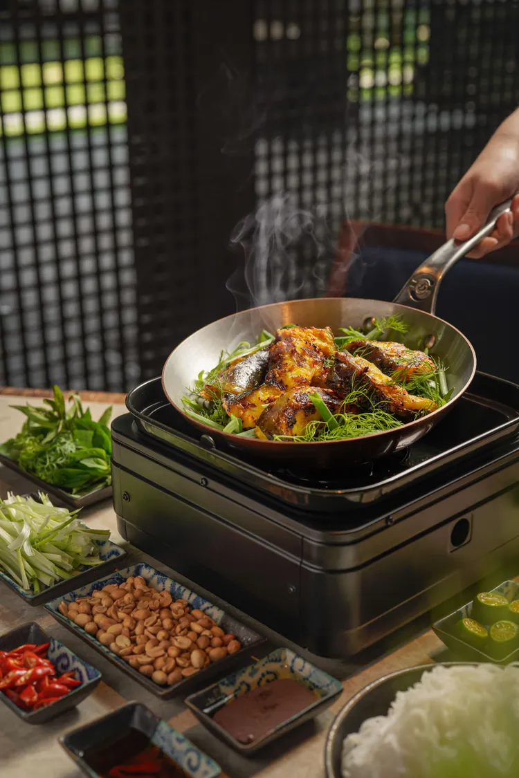 「味遊富國島」客座活動的菜色中的河內李旺魚餅選用以薑黃醃製的白身魚與蒔蘿炭烤而成，口感細緻芳香，是融合歷史故事與料理技藝的代表作。台北晶華提供