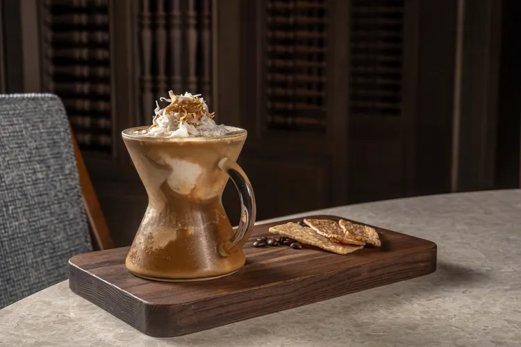 「味遊富國島」客座活動中飲品選項中的椰子咖啡是島嶼靈感的延伸，每一口都讓味蕾滿溢南洋的悠閒。台北晶華提供