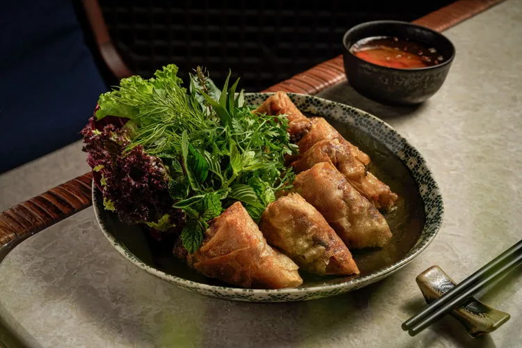 「味遊富國島」客座活動的菜色中的酥炸海鮮春捲重新演繹傳統越式炸春捲，外皮酥脆、內餡飽滿，選用藍蟹肉、虎蝦、木耳與豆芽，搭配特製酸甜魚露醬，香氣四溢。台北晶華提供