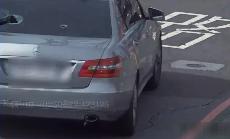 該車被開槍後還繼續上路。警方提供