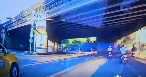 有民眾提供行車紀錄器畫面，新北汐止新台五路16日傍晚出現鈔票紛飛的畫面。