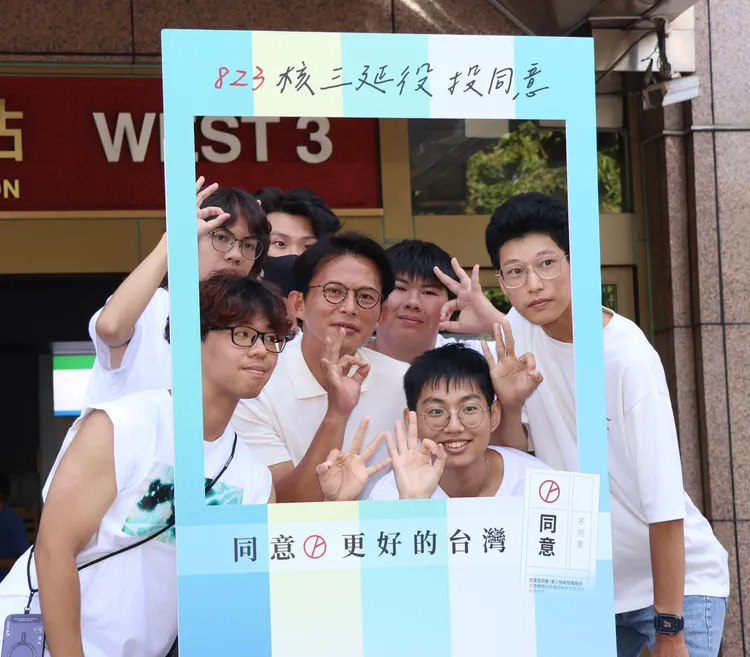 民眾黨主席黃國昌出席核三延役公投宣傳快閃行動。莊宗達攝