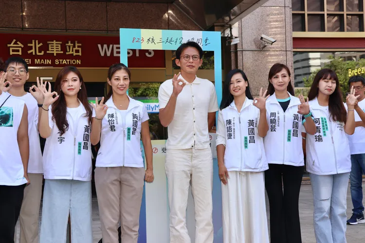 民眾黨主席黃國昌出席核三延役公投宣傳快閃行動。莊宗達攝