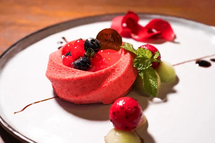 Raw Stone節慶限定甜點《仲夏莓果》以清爽莓果與乳酪風味，為餐點增添細緻層次。業者提供