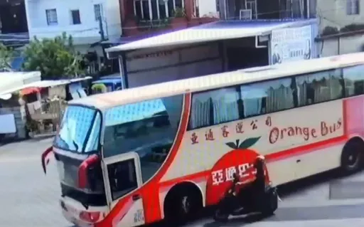 疑大客车回转不慎!同向机车拦腰撞 1骑士倒地受伤送医