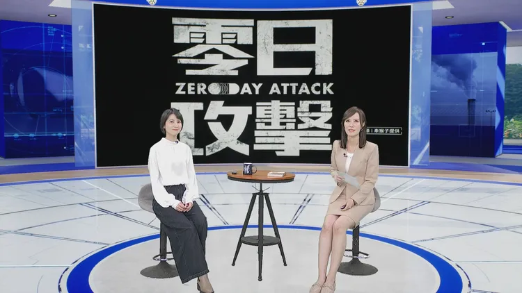 連俞涵（左）為宣傳台劇《零日攻擊》，受邀上節目接受黃筱純專訪。鏡電視提供