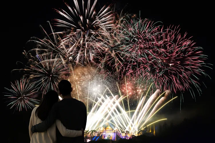 全台暑假唯一在遊樂園登場的煙火表演，將釋放300秒不間斷的煙火。六福村提供