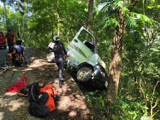 台東小貨車墜山區邊坡 駕駛受困車內獲救幸無礙