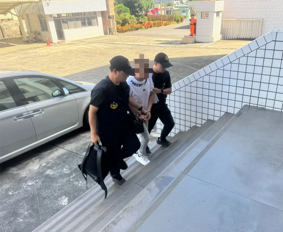 海巡人员押解通缉犯。翻摄画面