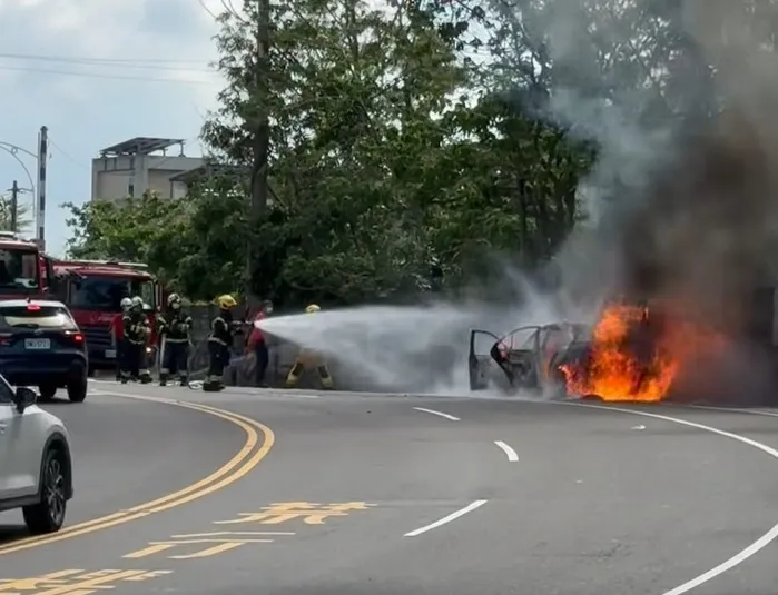 警消到场射水灭火,浓烟不停上窜。取自嘉义绿豆大小事