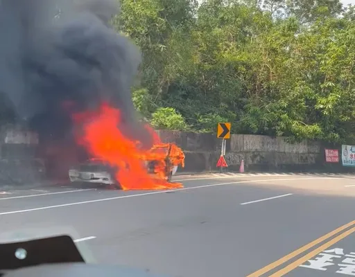 車子開到一半怪怪的...停路邊下一秒竄火 嘉義男驚險逃生