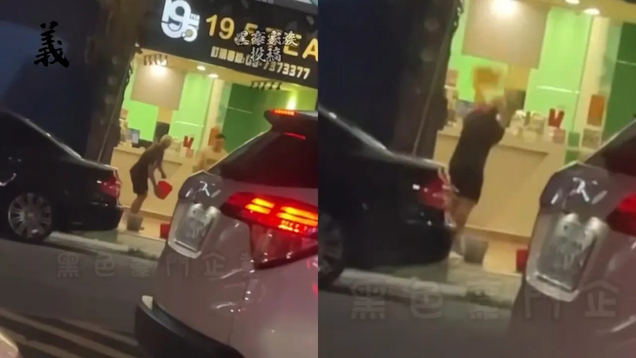身穿黑衣、头戴鸭舌帽的男子,朝网红「凤梨」宜兰饮料店连泼3桶秽物。翻摄「黑色豪门企业」