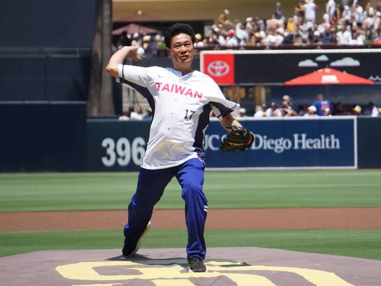 陳義信開球。 中央社