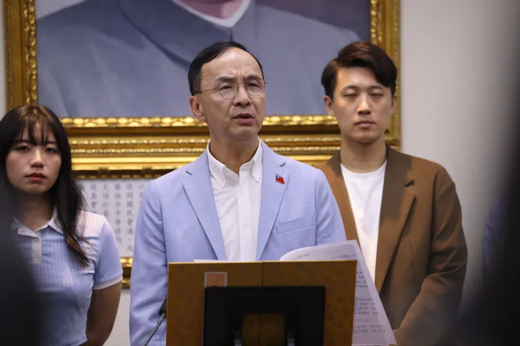 國民黨主席朱立倫率一級黨務主管，23日在中央黨部召開記者會。朱立倫在記者會中提出5大訴求，要求賴政府即刻釋放柯文哲與國民黨黨工。李俊毅攝