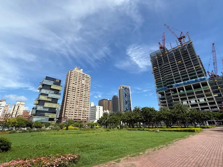 農16特區屬於高雄最具指標蛋黃區，當中富邦投入375億元規劃百貨商場，完工後，未來將成為南台灣最具指標商圈。葉家銘攝