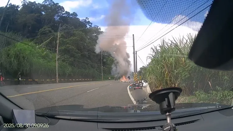 警方及路過車友協助滅火。民眾提供