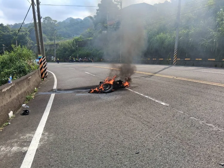 大型重機自摔火燒車。民眾提供