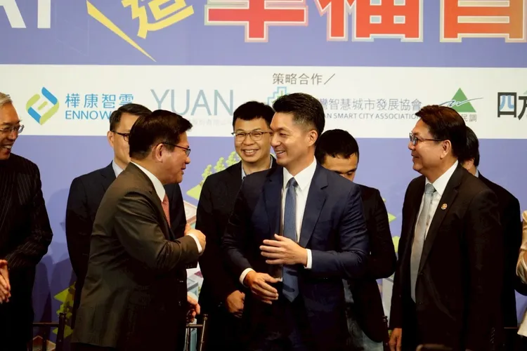 蔣萬安出席2025智慧城市卓越貢獻獎活動前回應今行政院的話題。北市府提供