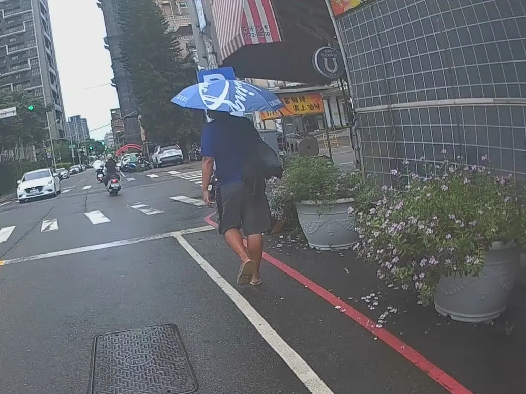 2名员警上前拦下曾男,确认通缉身分后将人带回警所,询后解送归案。民众提供