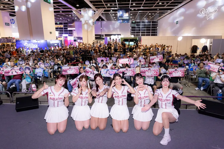 樂天女孩和香港粉絲合照。樂天桃猿提供