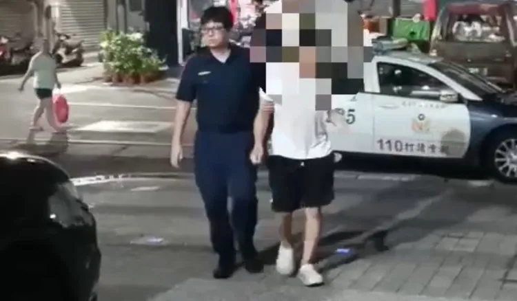 警方晚間將黃姓男子逮捕，並依違反家暴令送辦。翻攝畫面