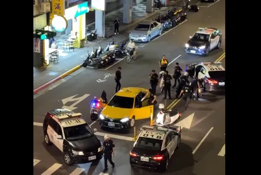 毒虫深夜开走路边计程车 运将一出加油站亲眼目睹「车被开走了!」