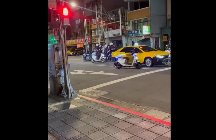 民眾發現警方圍捕計程車。翻攝自sam_tree_pay878