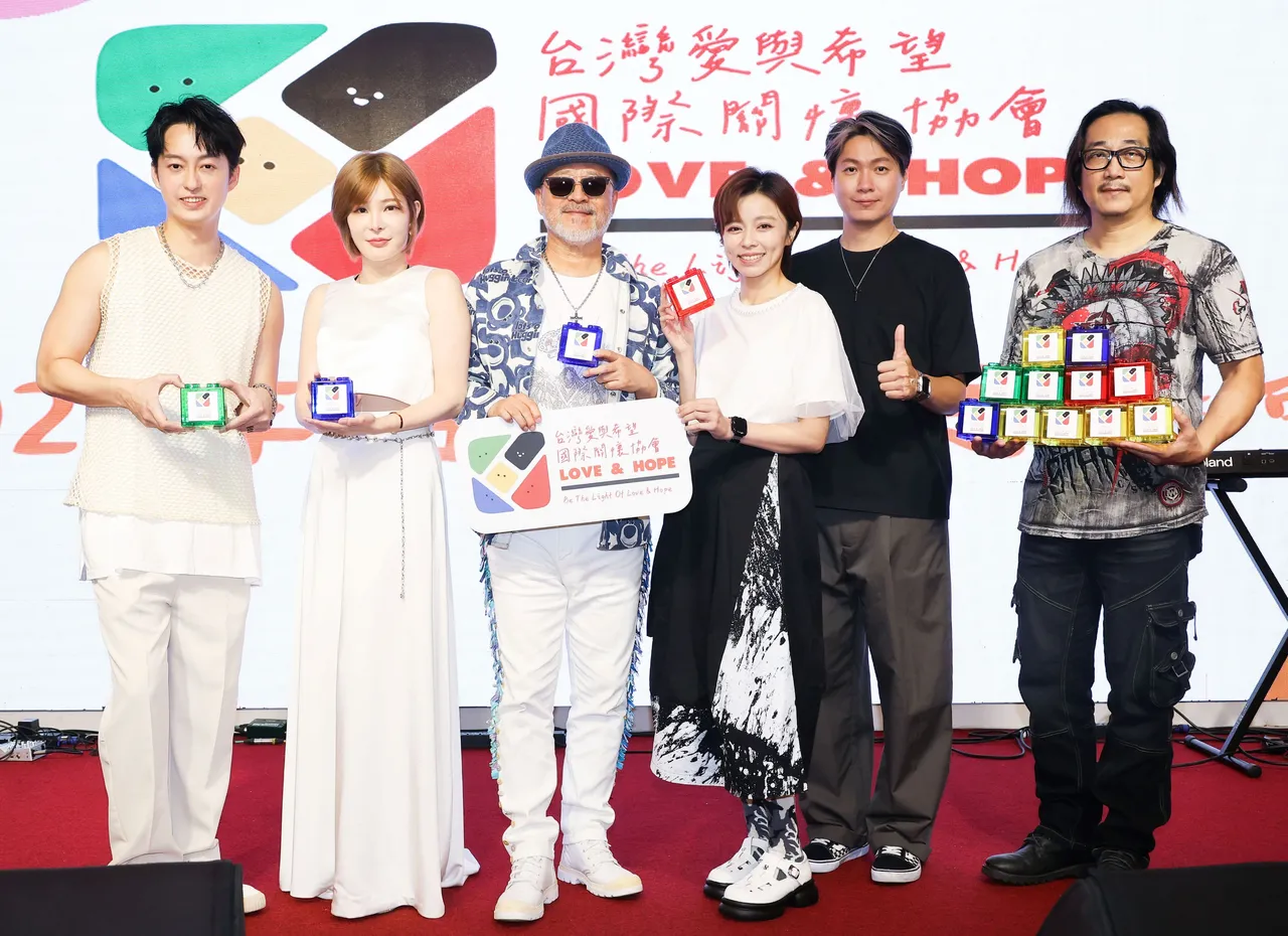 王瞳(右3)率霸气乐团演出献爱心,孟庆而(左2起)与班铁翔也共襄盛举。台湾爱与希望国际关怀协会提供