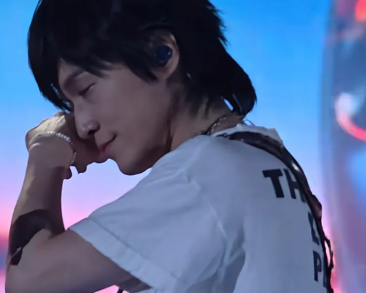 怪獸趁移動空檔拭淚。翻攝自小紅書