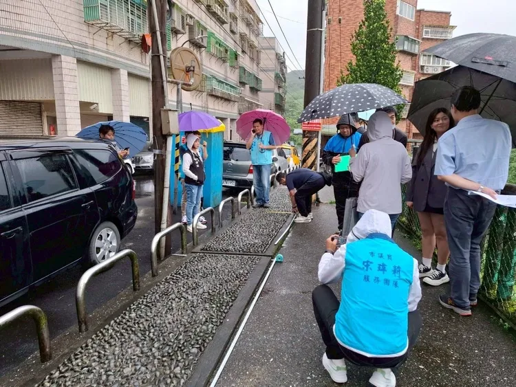 基隆市環保局與議員及里長會勘各區里充換電站建置場域，共同打造友善與便利的用車環境。基隆市政府提供